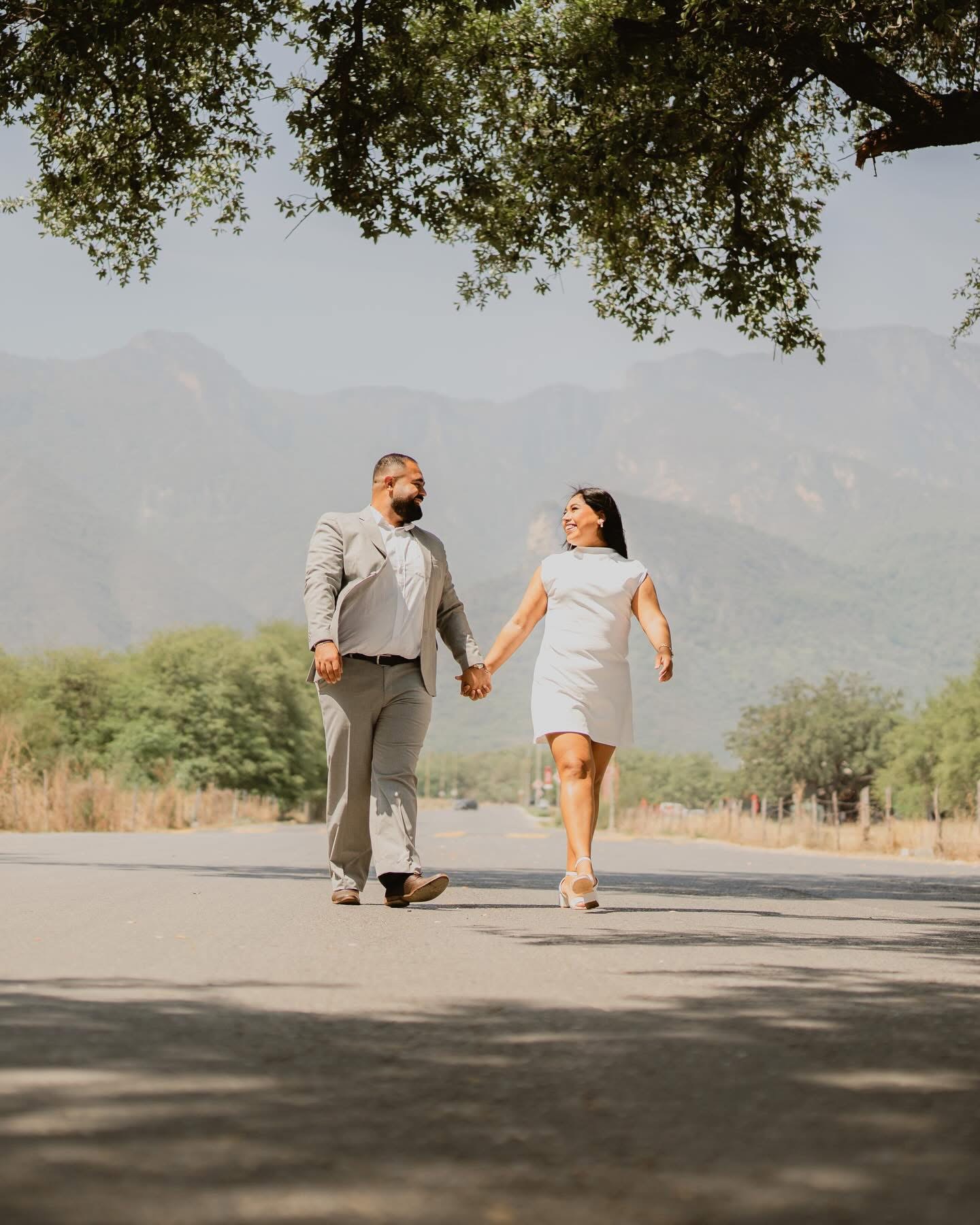 Josué y Monserrat caminando de la mano
