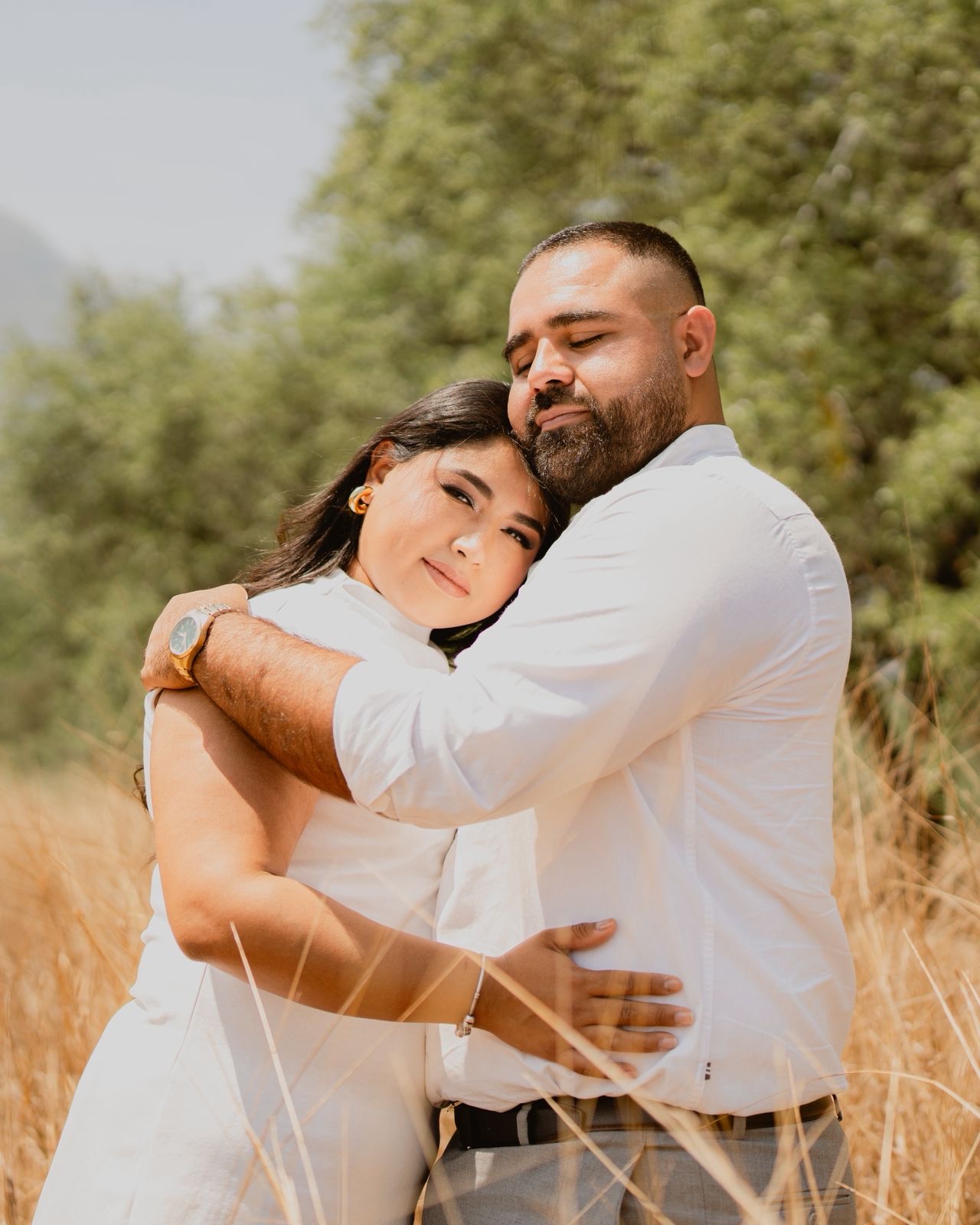 Josué y Monserrat abrazados
